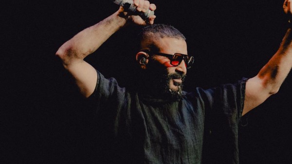 «الناس دي مبتهيصش ليه؟».. أحمد سعد يشعل حفل استقبال منتخب مصر بالساحل الشمالي