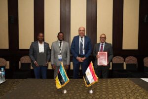 وزير الطيران المدني يشهد توقيع مذكرة تفاهم بين مصر وموزمبيق لتعزيز التعاون الفني في مجال الطيران المدني.