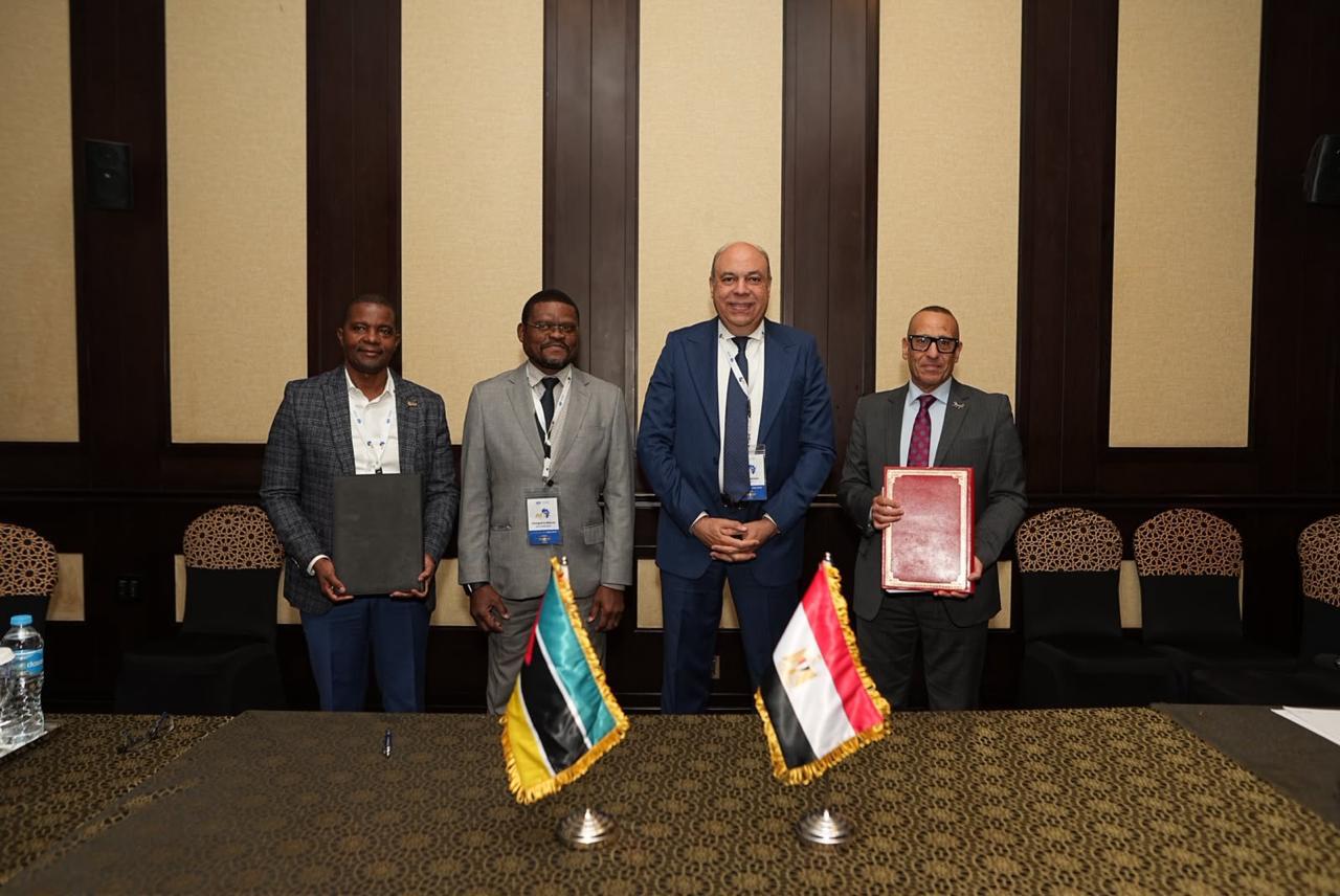 وزير الطيران المدني يشهد توقيع مذكرة تفاهم بين مصر وموزمبيق لتعزيز التعاون الفني في مجال الطيران المدني.