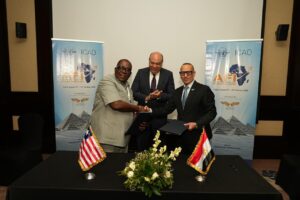 وزير الطيران المدني يشهد توقيع مذكرة تفاهم بين مصر وليبيريا لدعم التعاون الفني في مجال الطيران المدني..
