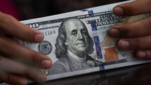 الدولار يواصل رحلة التراجع.. 49 جنيهًا سعر الشراء في عدد من البنوك