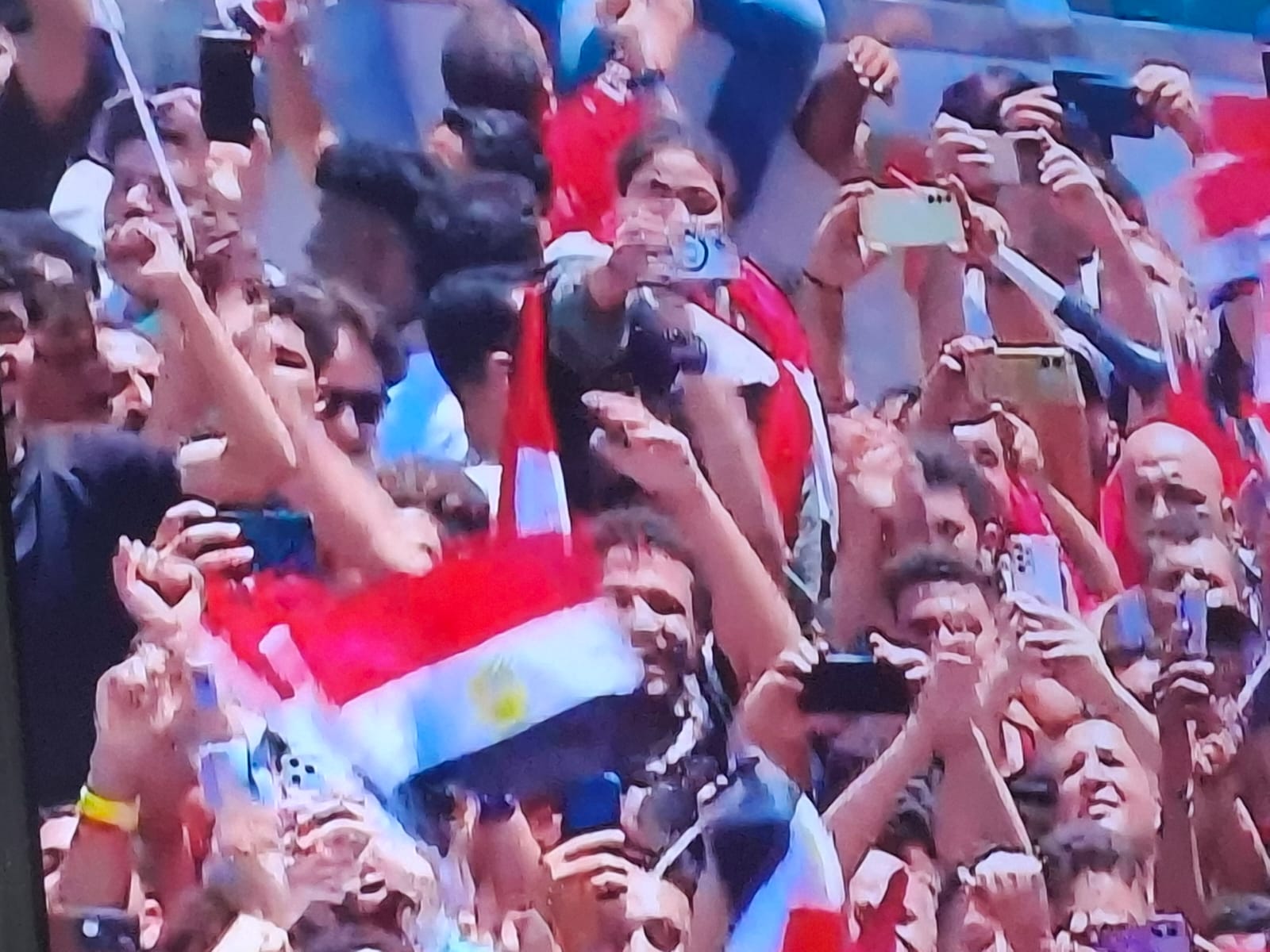 الفراعنة يحتفلون باستقبال جماهيري تاريخي في مطار العلمين